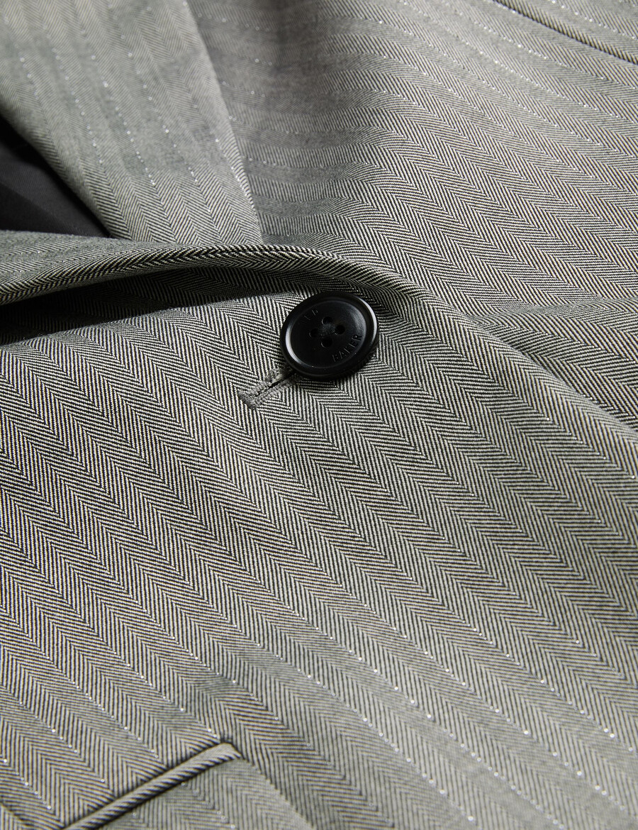 koa - predimenzionirani sako s jednim redom kopčanja u obliku riblje kosti