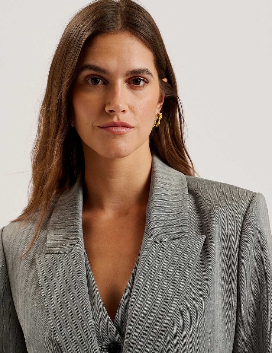 koa - predimenzionirani sako s jednim redom kopčanja u obliku riblje kosti