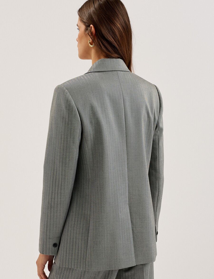 koa - predimenzionirani sako s jednim redom kopčanja u obliku riblje kosti