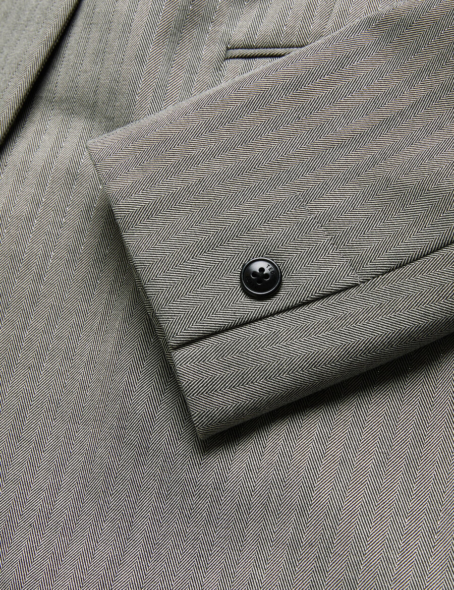 koa - predimenzionirani sako s jednim redom kopčanja u obliku riblje kosti